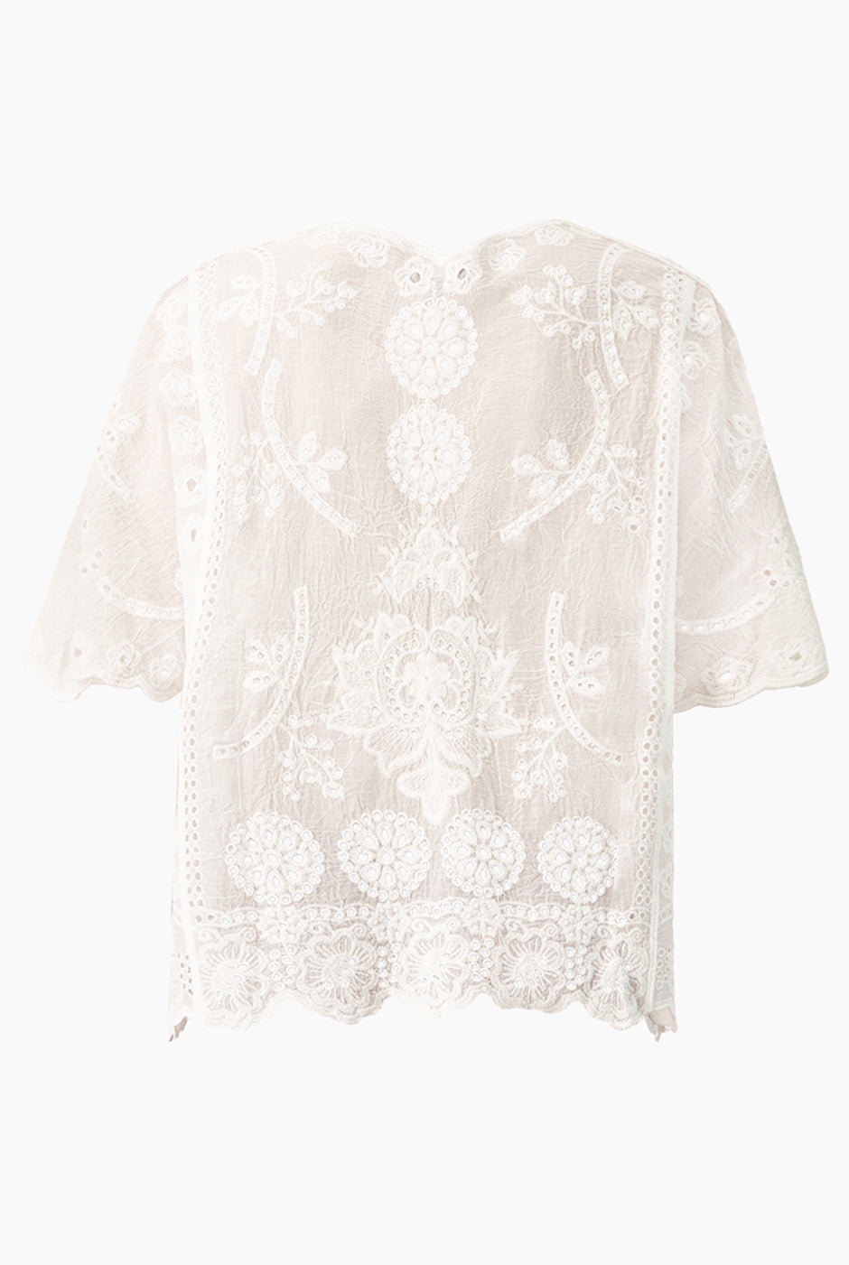 Blusa blanca oversized con bordados y efecto arrugado