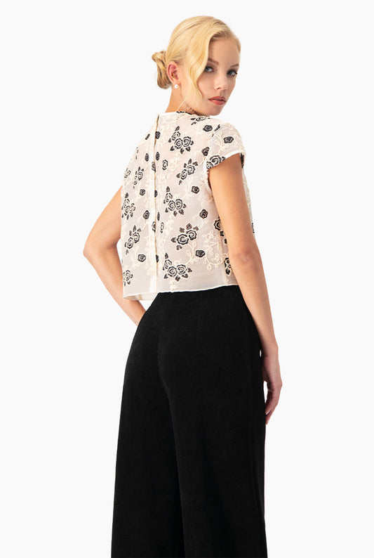 Blusa corta natural con cuello redondo y bordado floral