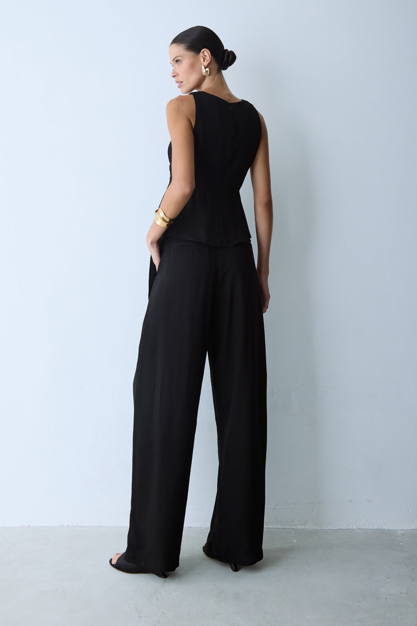 CALCA RETA PREGAS FRENTE E CINTO COM FIVELA PRETO