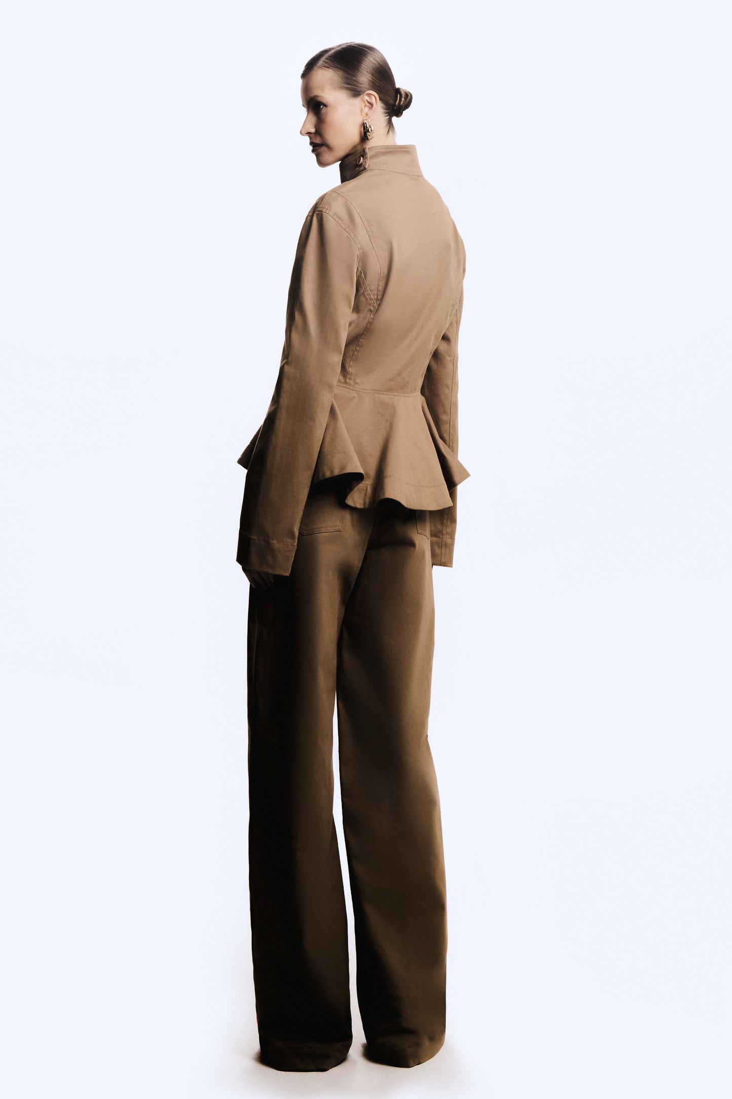 CALCA PANTALONA ESTRUTURADA BOLSO COSTAS KAKI