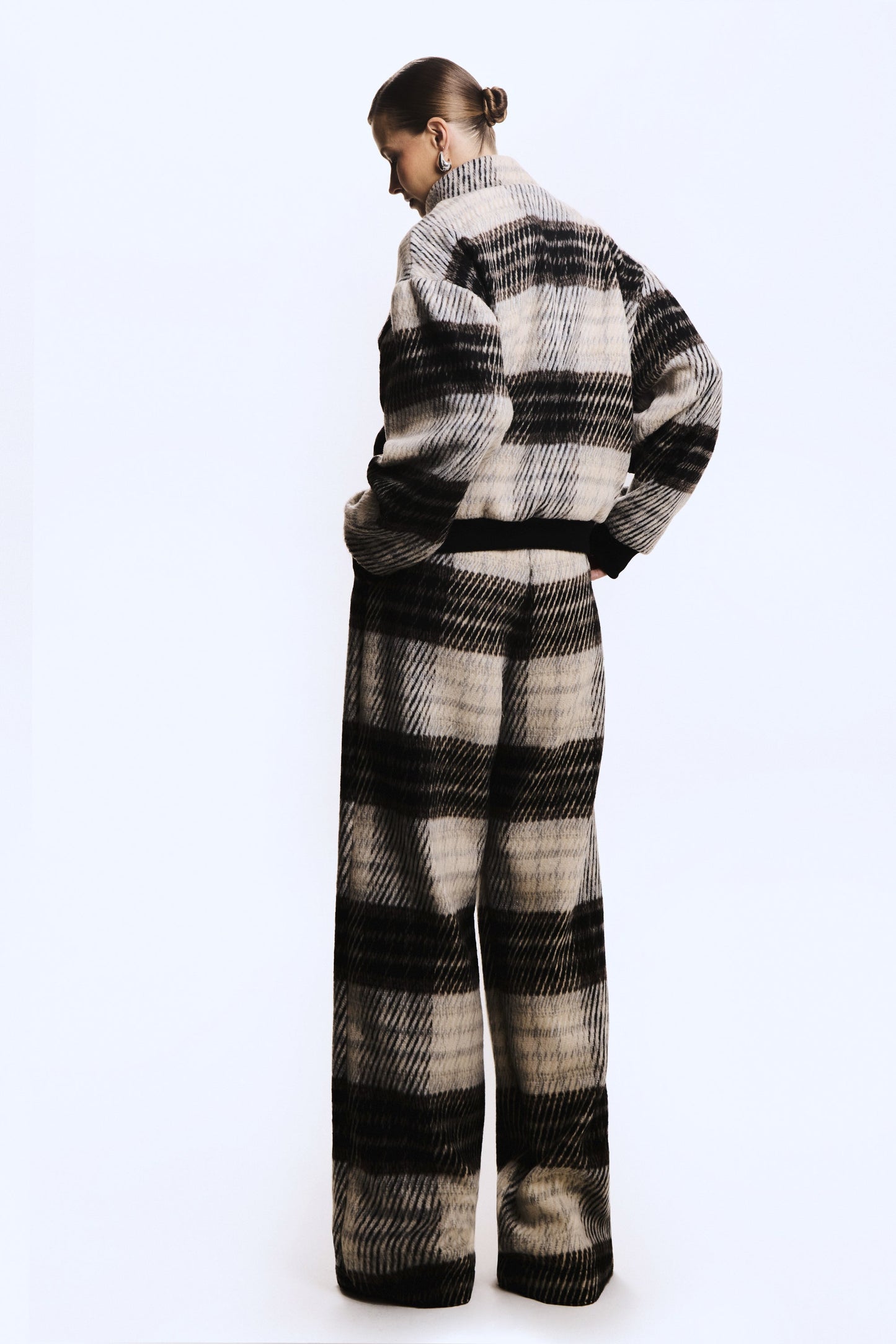 CALCA RETA XADREZ COM PREGAS FRONTAIS MARROM