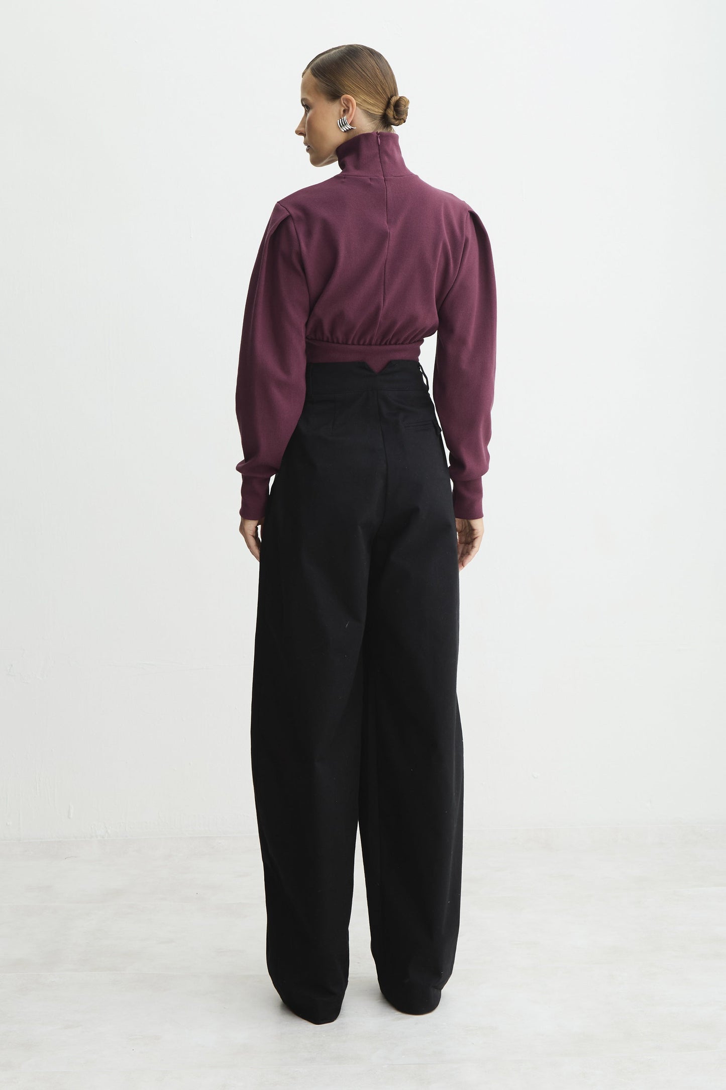 CALCA BAGGY PREGA FRONTAL RECORTE V COSTAS PRETO