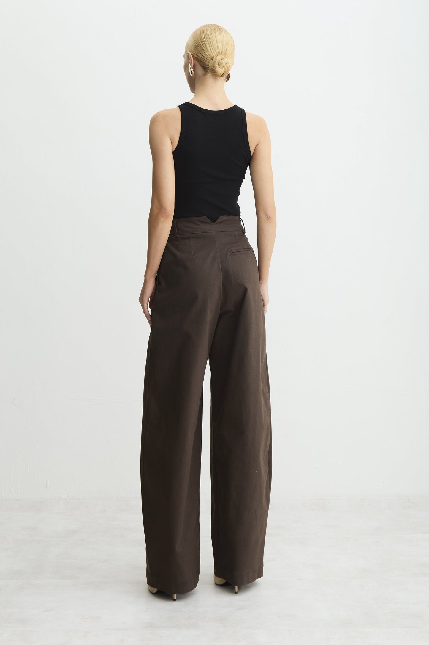 CALCA BAGGY PREGA FRONTAL RECORTE V COSTAS MARROM DARK