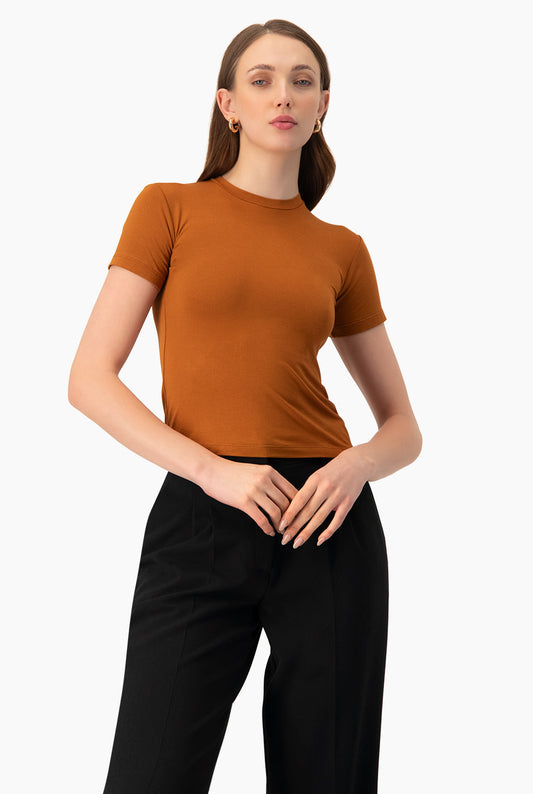 Playera básica café manga corta con cuello redondo
