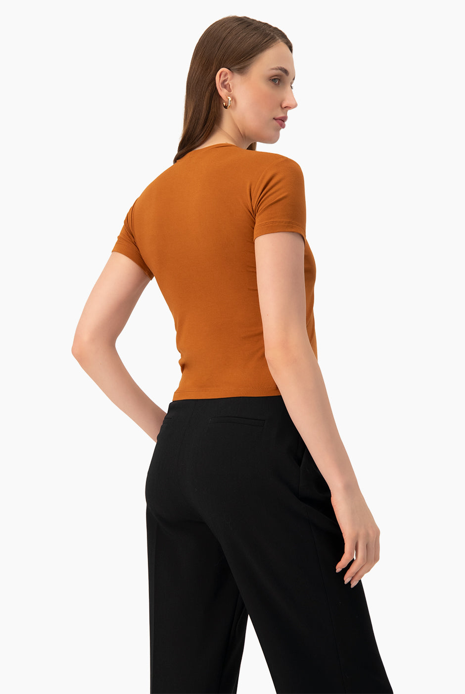 Playera básica café manga corta con cuello redondo