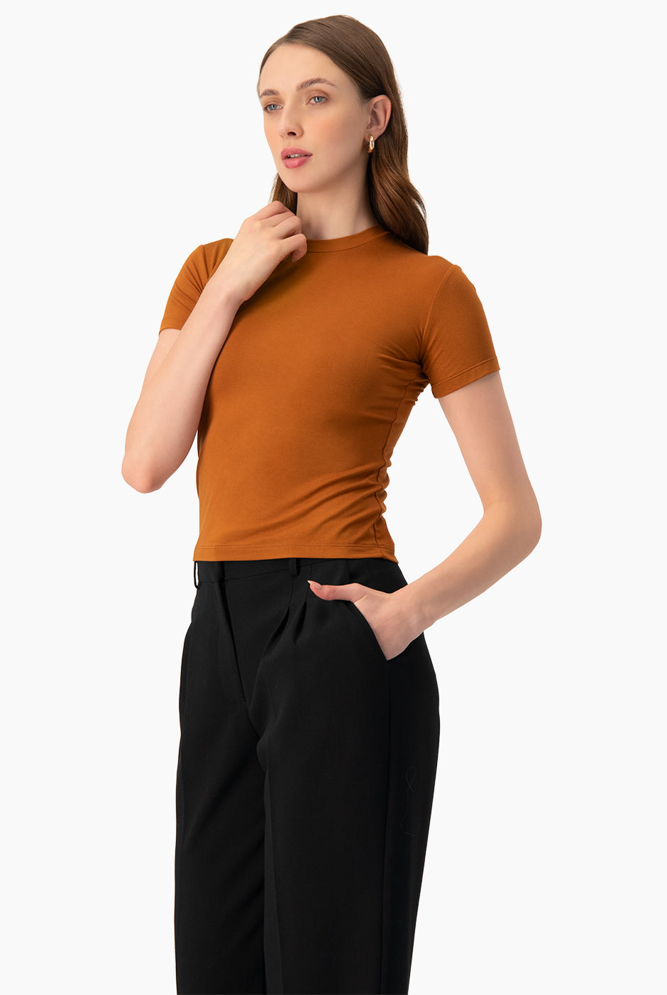 Playera básica café manga corta con cuello redondo