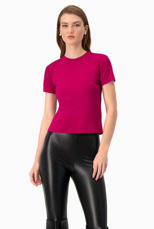 Playera básica fucsia con cuello redondo y manga corta