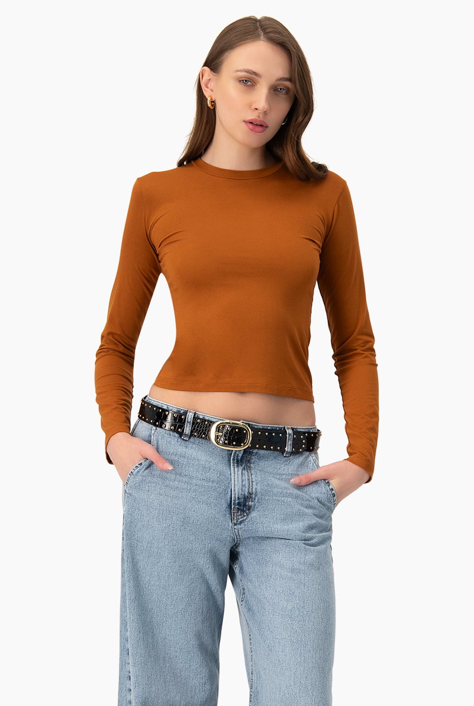 Playera básica café de manga larga con cuello redondo