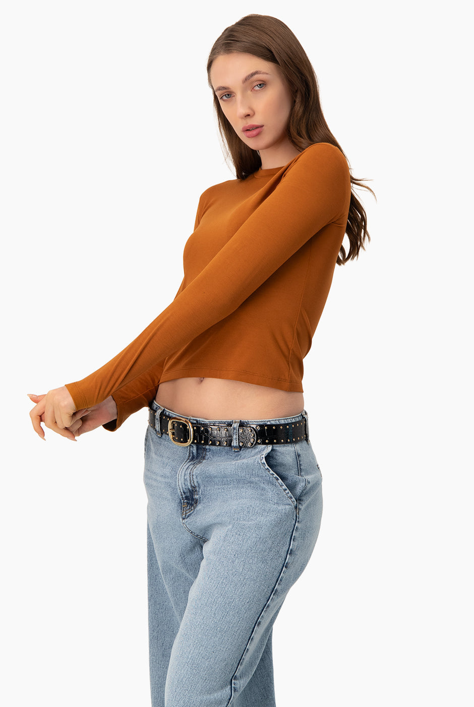 Playera básica café de manga larga con cuello redondo