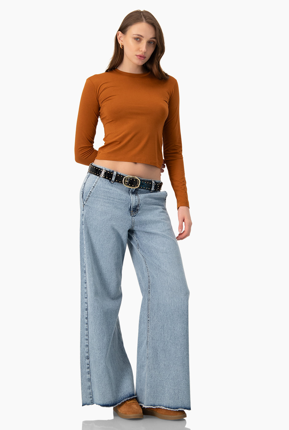 Playera básica café de manga larga con cuello redondo