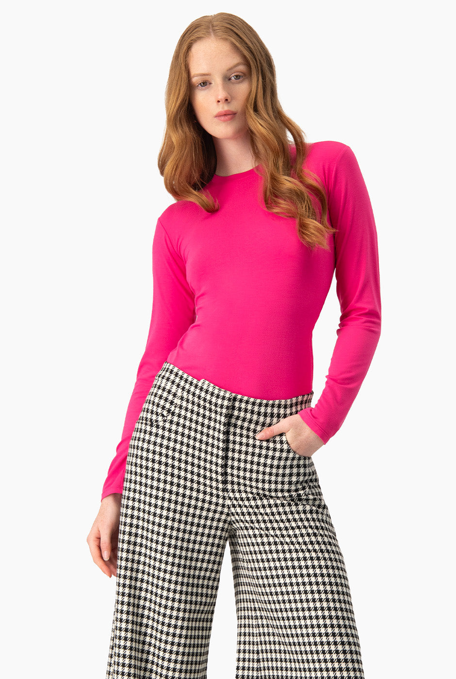 Playera básica rosa de manga larga con cuello redondo