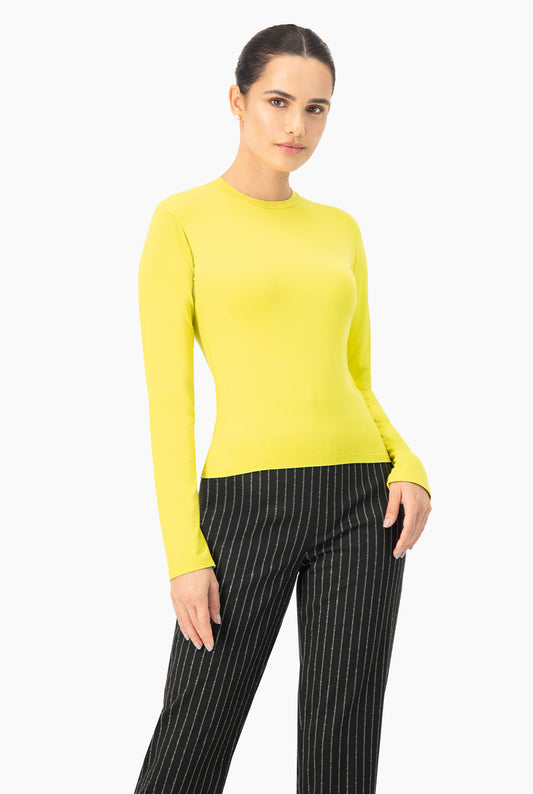 Playera básica verde claro de manga larga y cuello redondo