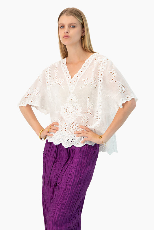 Blusa blanca oversized con bordados y efecto arrugado
