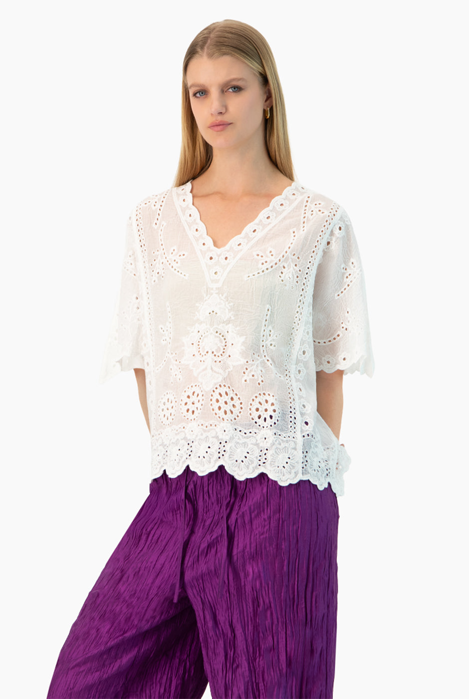 Blusa blanca oversized con bordados y efecto arrugado
