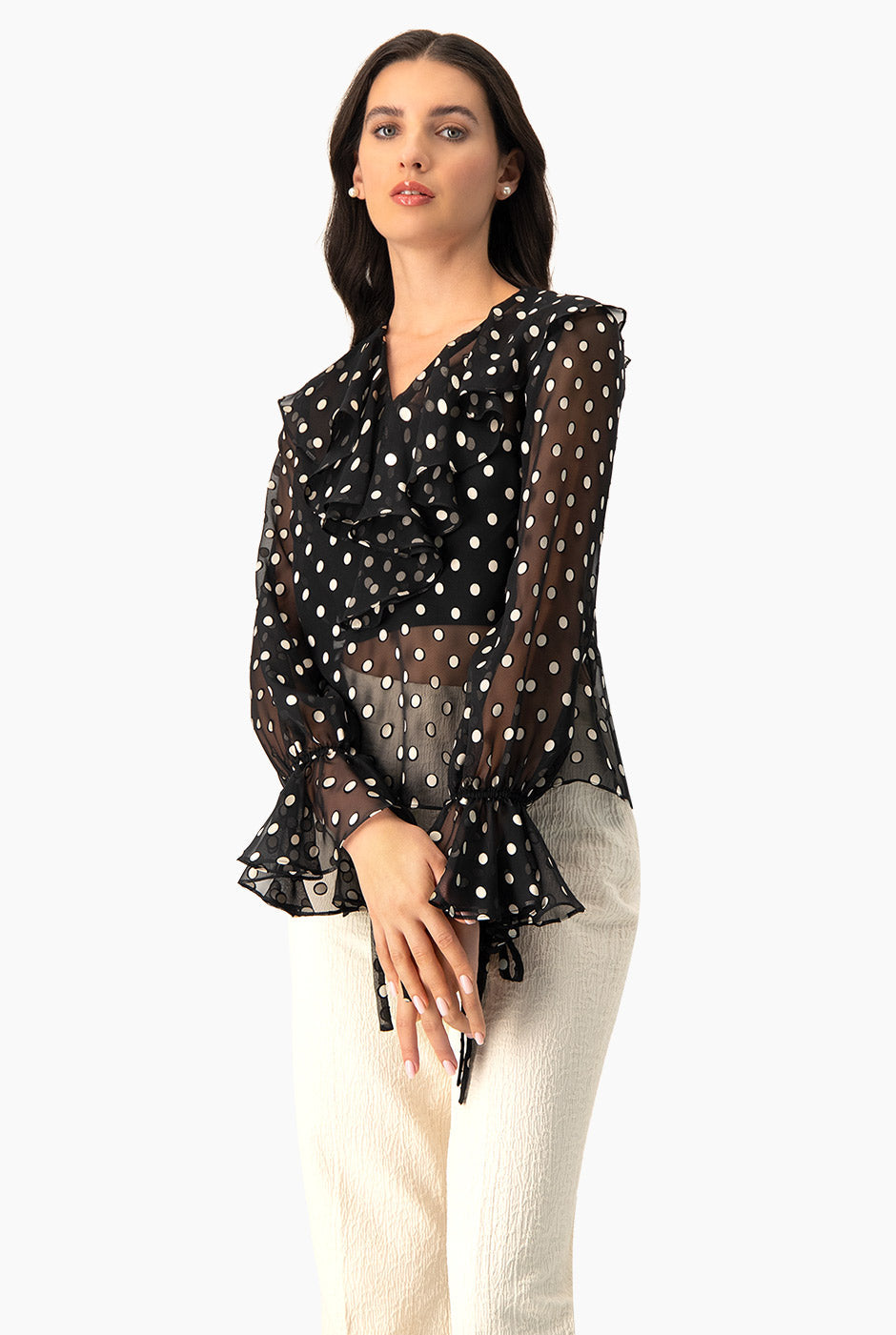 Blusa negra de lunares con escote en V y volantes