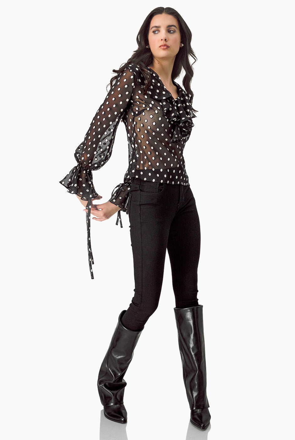 Blusa negra de lunares con escote en V y volantes