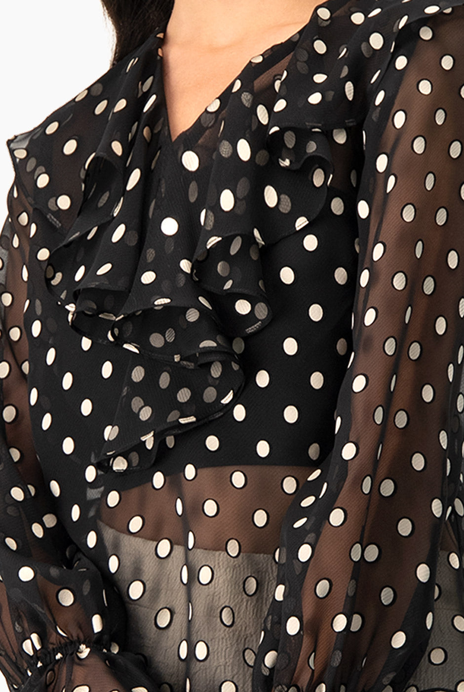 Blusa negra de lunares con escote en V y volantes