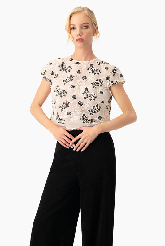 Blusa corta natural con cuello redondo y bordado floral