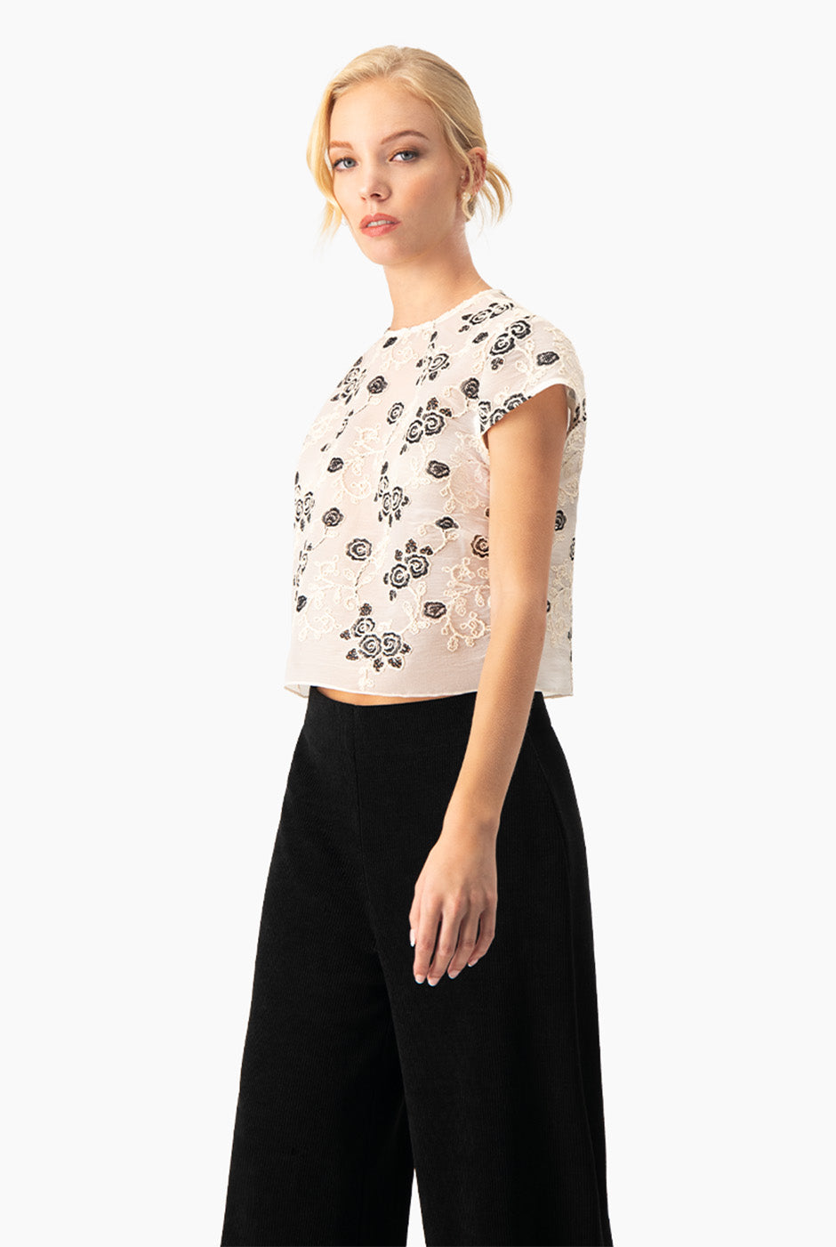 Blusa corta natural con cuello redondo y bordado floral