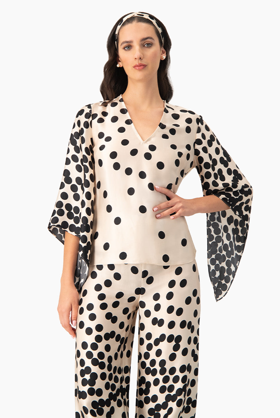 Blusa estampada de lunares con manga amplia y escote en V