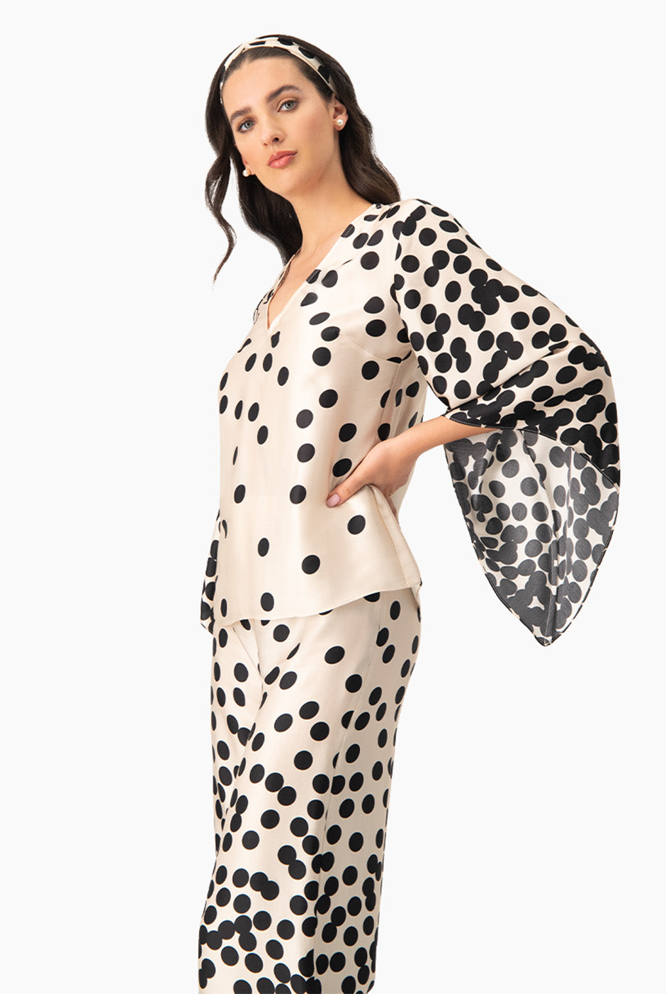 Blusa estampada de lunares con manga amplia y escote en V