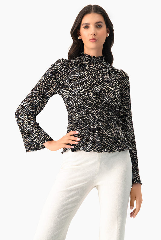 Blusa negra plisada con lunares blancos y cuello alto