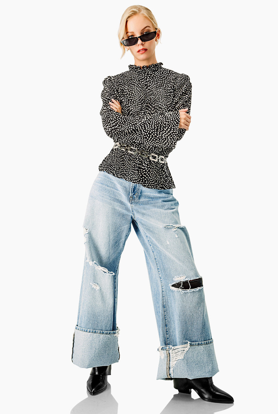 Blusa negra plisada con lunares blancos y cuello alto