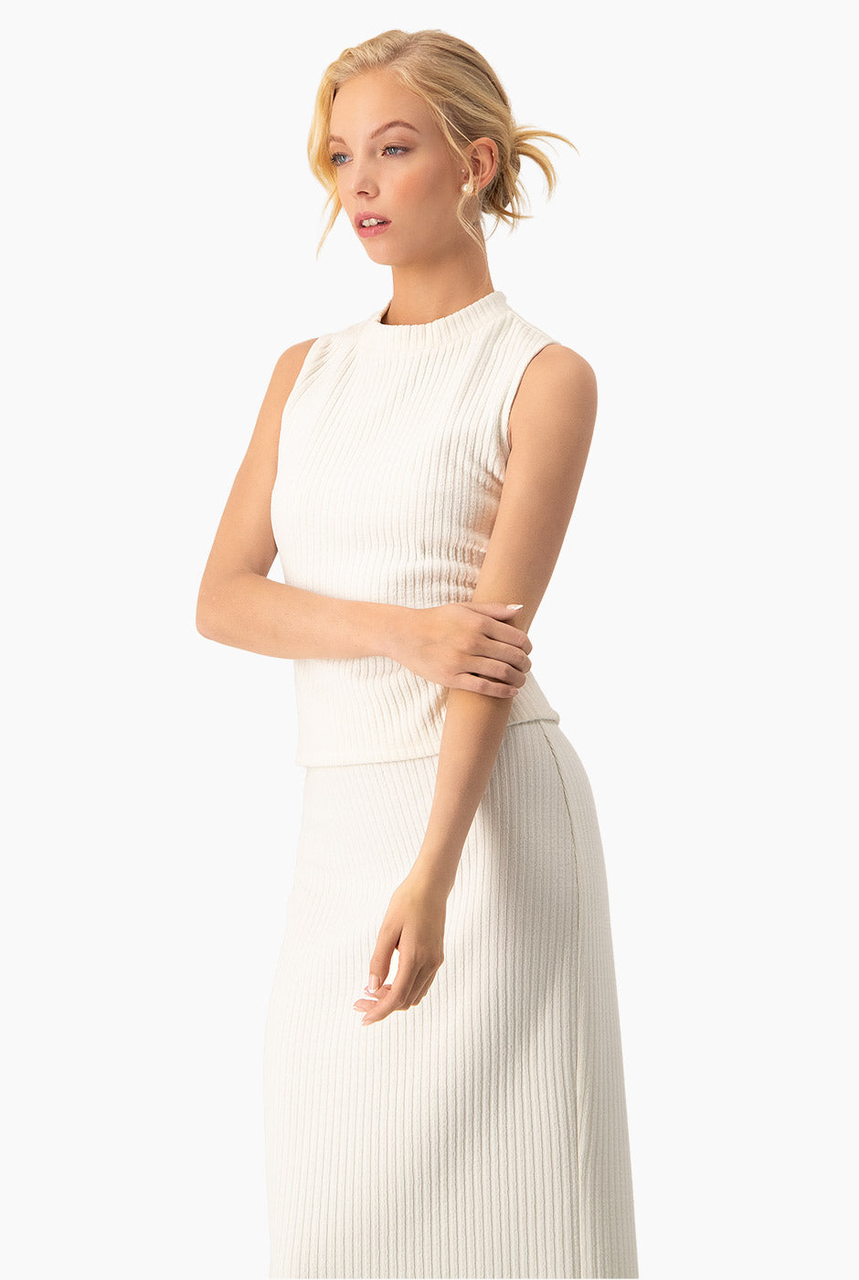 Top corto sin mangas en tono natural con tejido acanalado