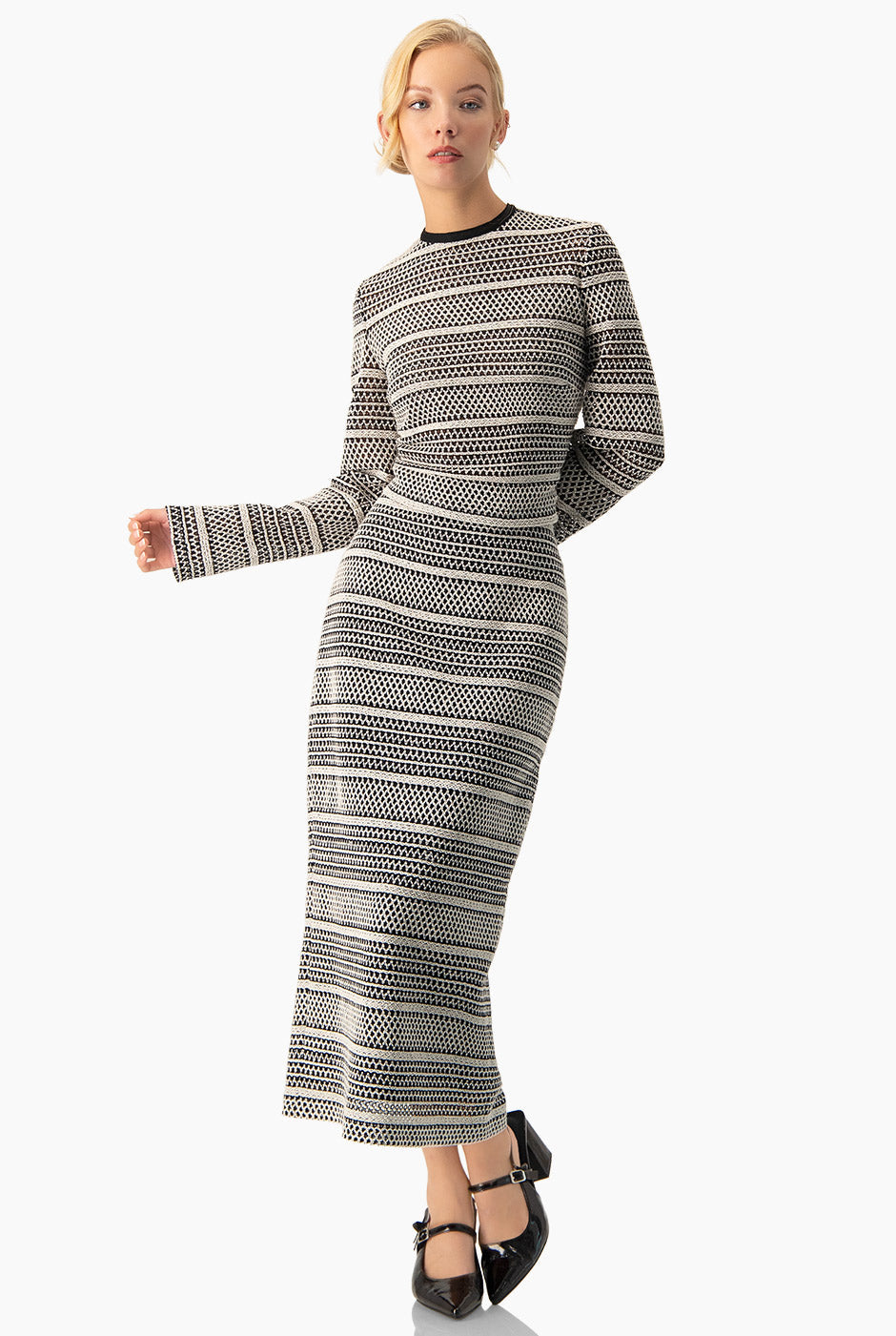 Top tejido corto negro con patrón geométrico y mangas largas