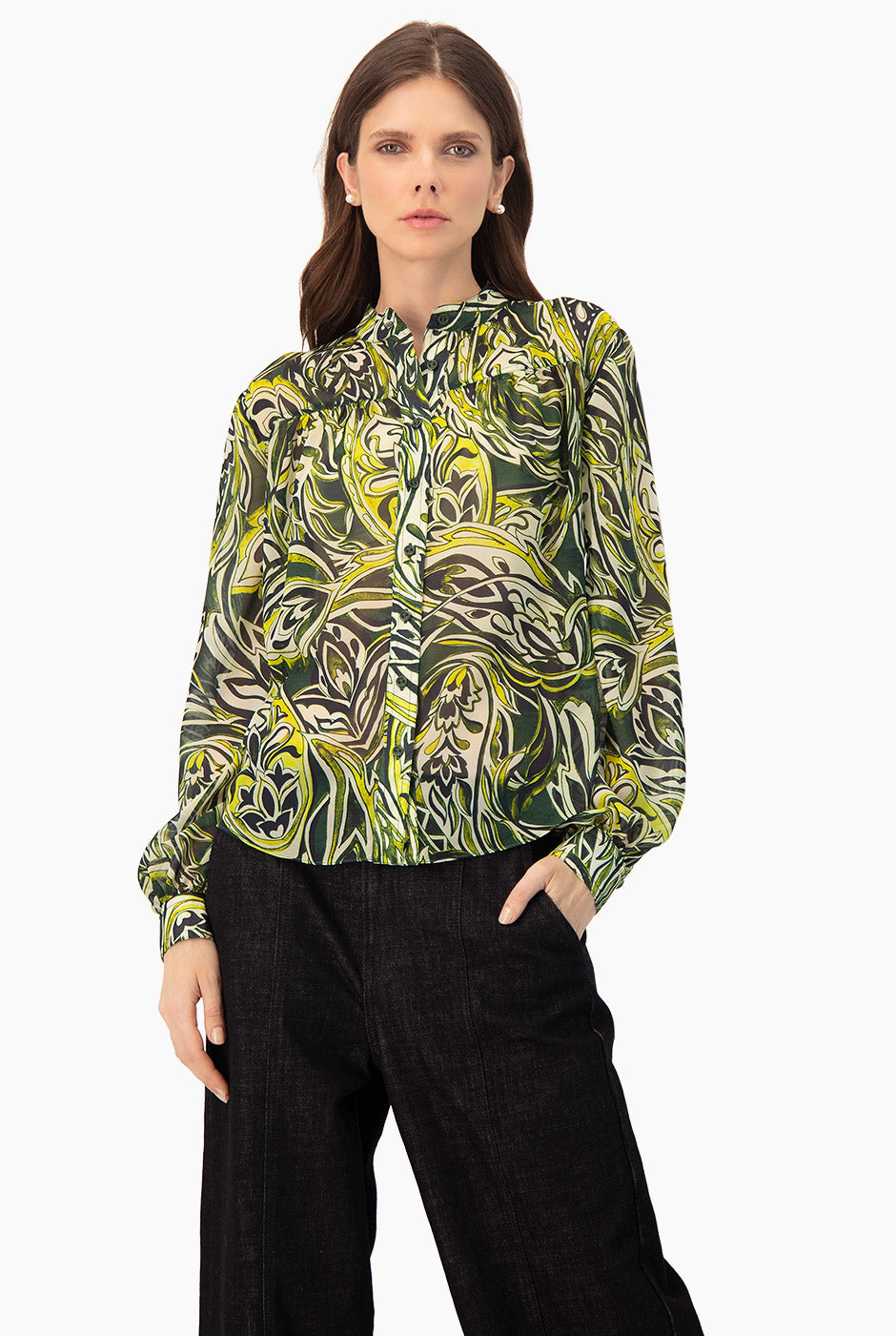 Blusa estampada verde de manga larga y botones frontales