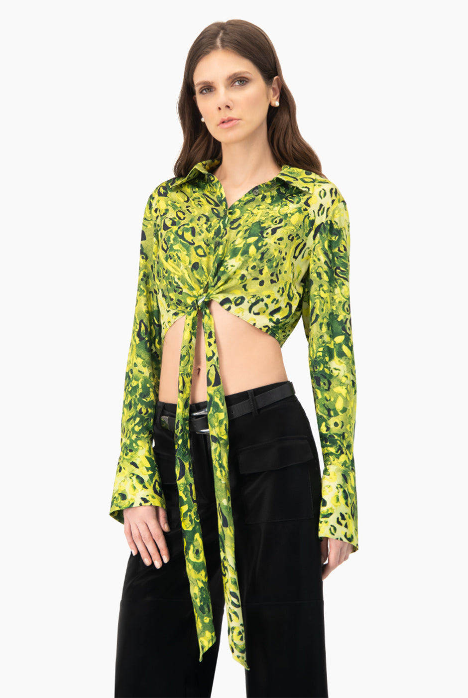 Blusa verde con estampado abstracto y nudo frontal
