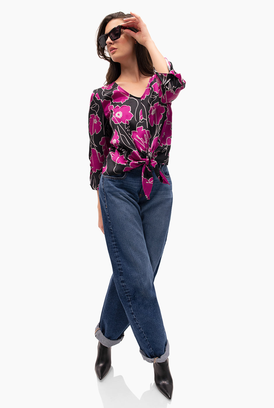Blusa fucsia con estampado floral y escote en V