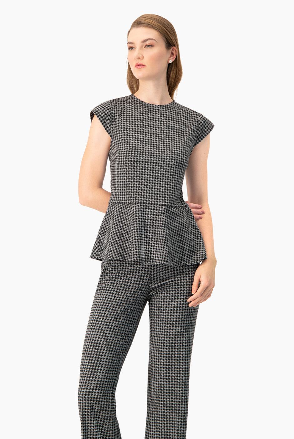 Blusa peplum negra con estampado elegante y manga tipo cap