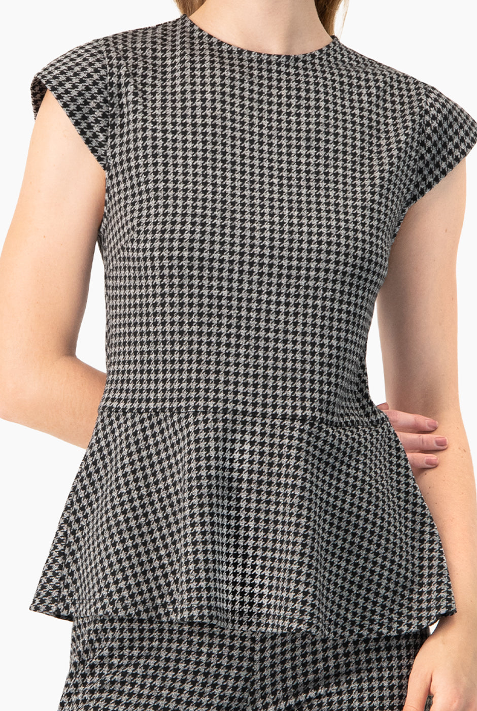 Blusa peplum negra con estampado elegante y manga tipo cap