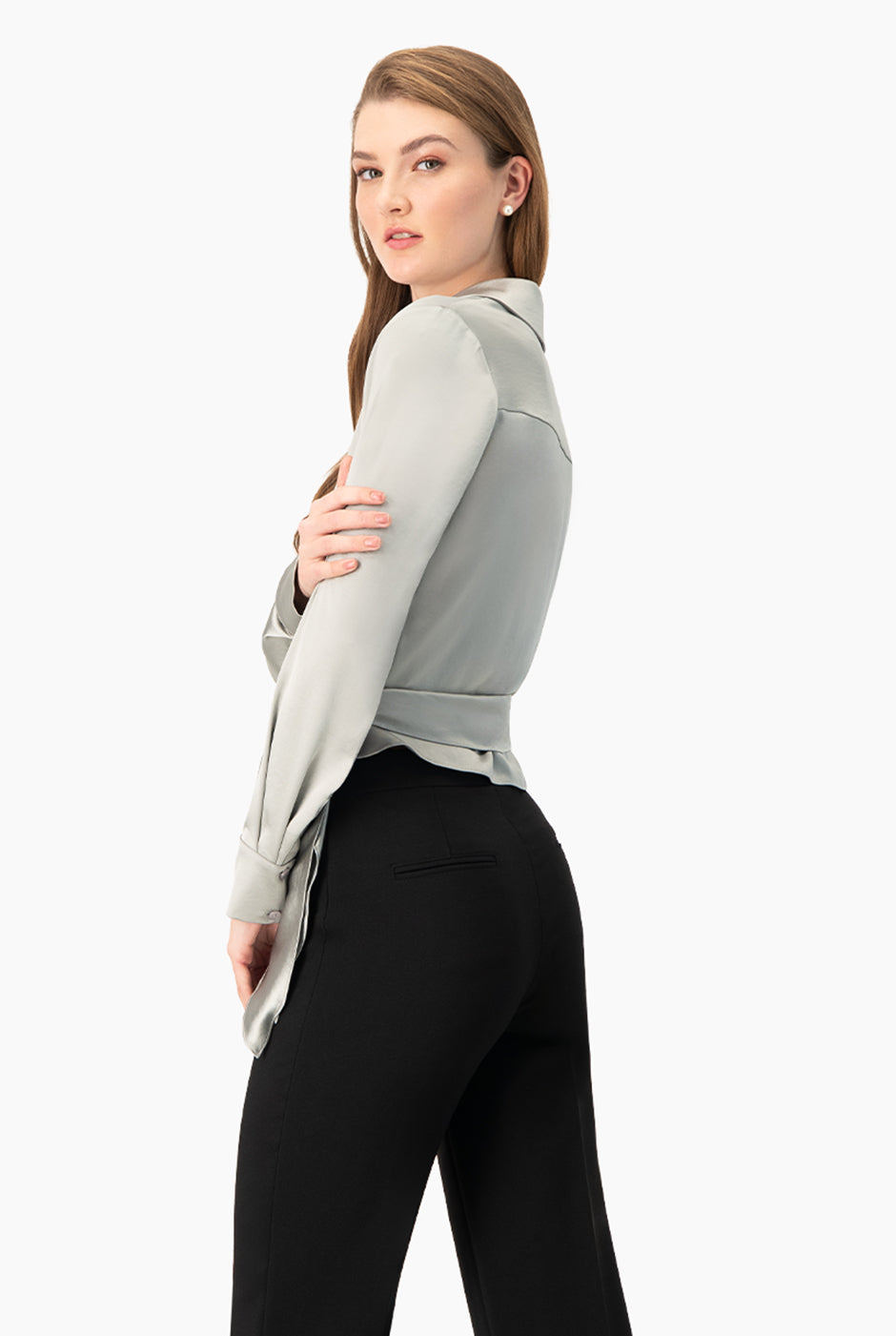 Blusa cruzada gris con escote en V y lazo lateral