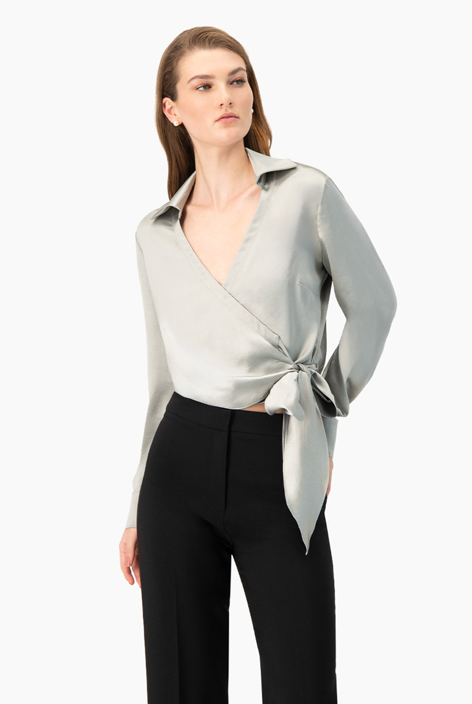 Blusa cruzada gris con escote en V y lazo lateral