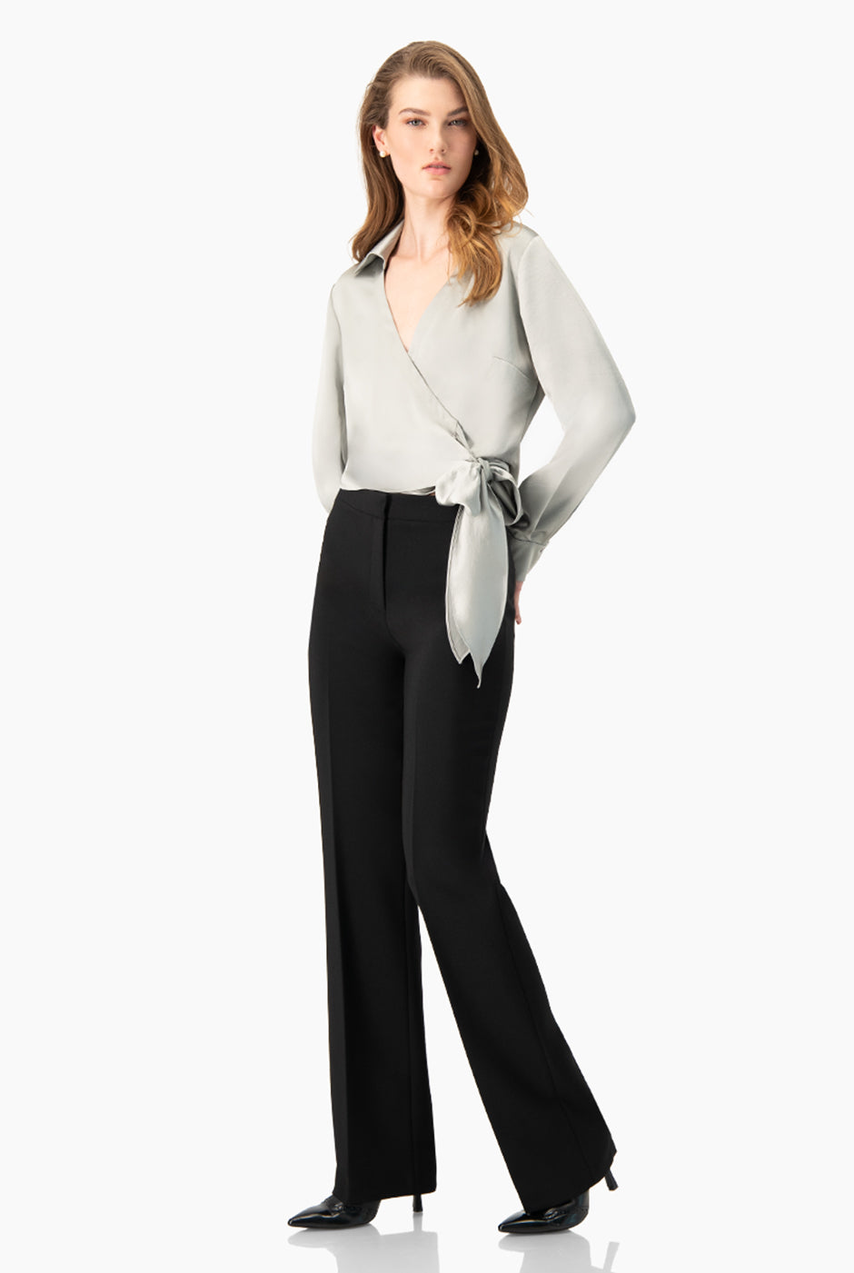 Blusa cruzada gris con escote en V y lazo lateral