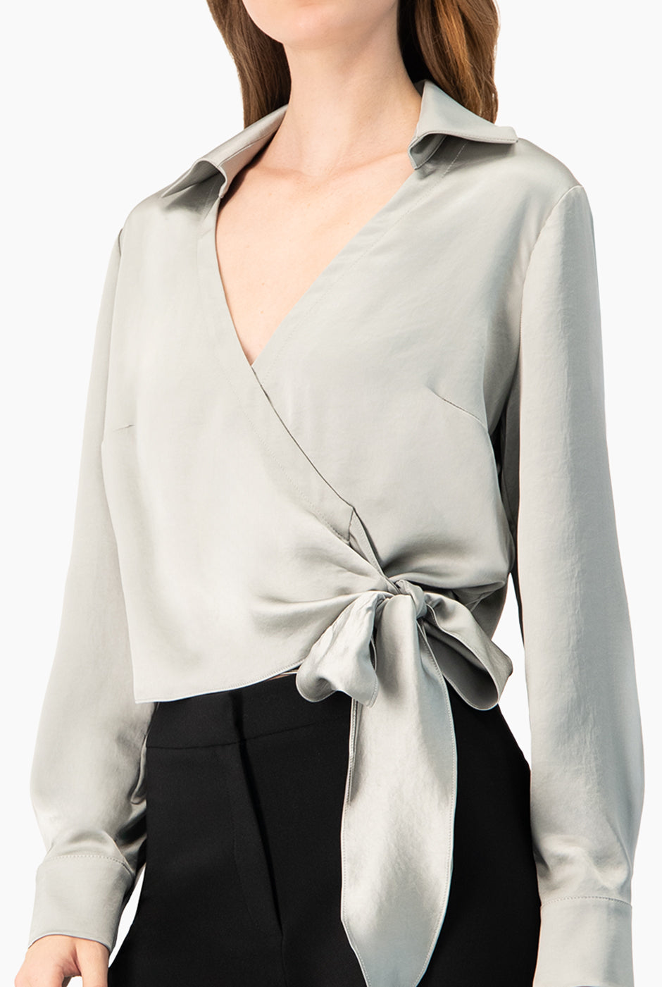 Blusa cruzada gris con escote en V y lazo lateral