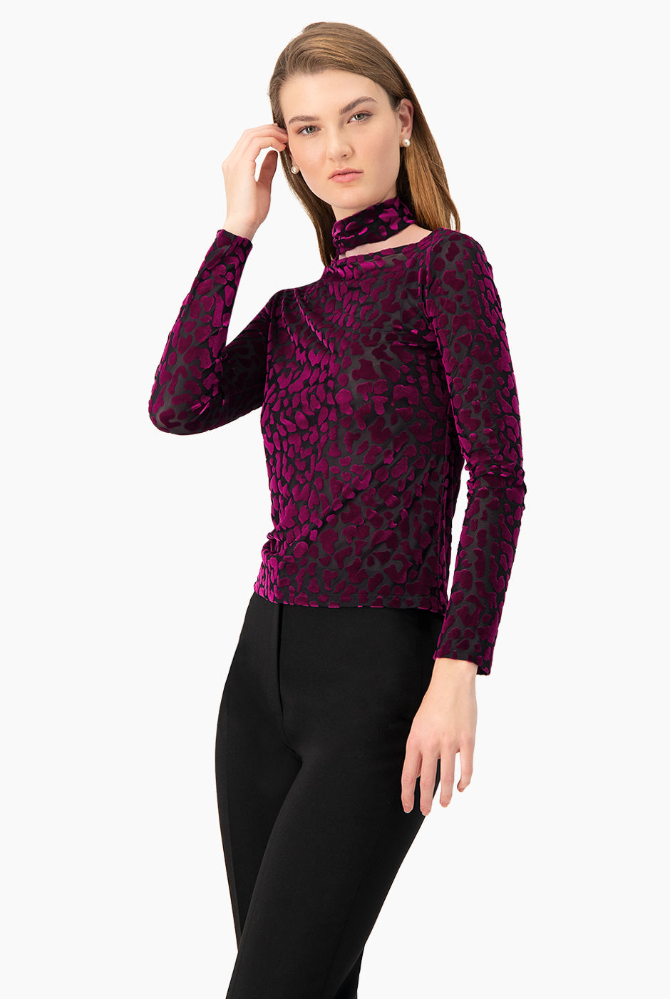 Blusa recta fucsia con estampado animal print y cuello alto