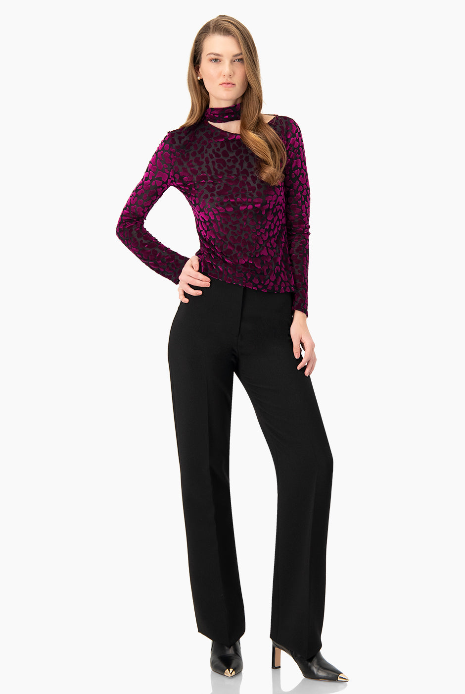 Blusa recta fucsia con estampado animal print y cuello alto