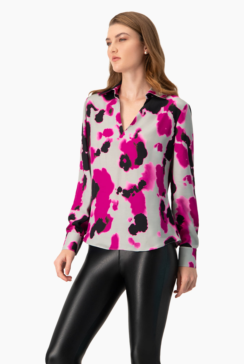 Blusa multicolor con escote en V y estampado abstracto