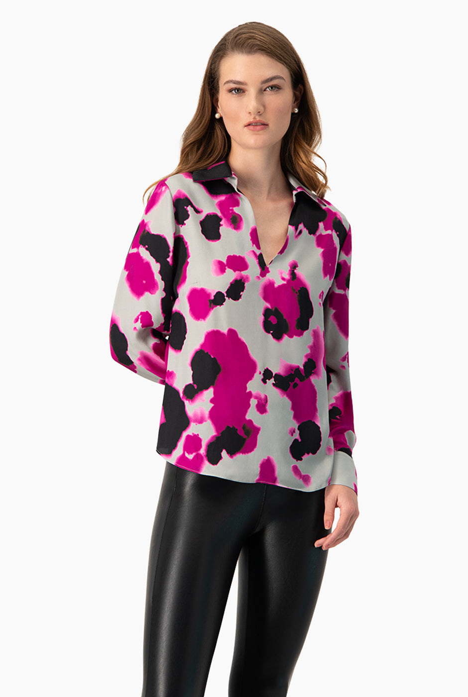 Blusa multicolor con escote en V y estampado abstracto