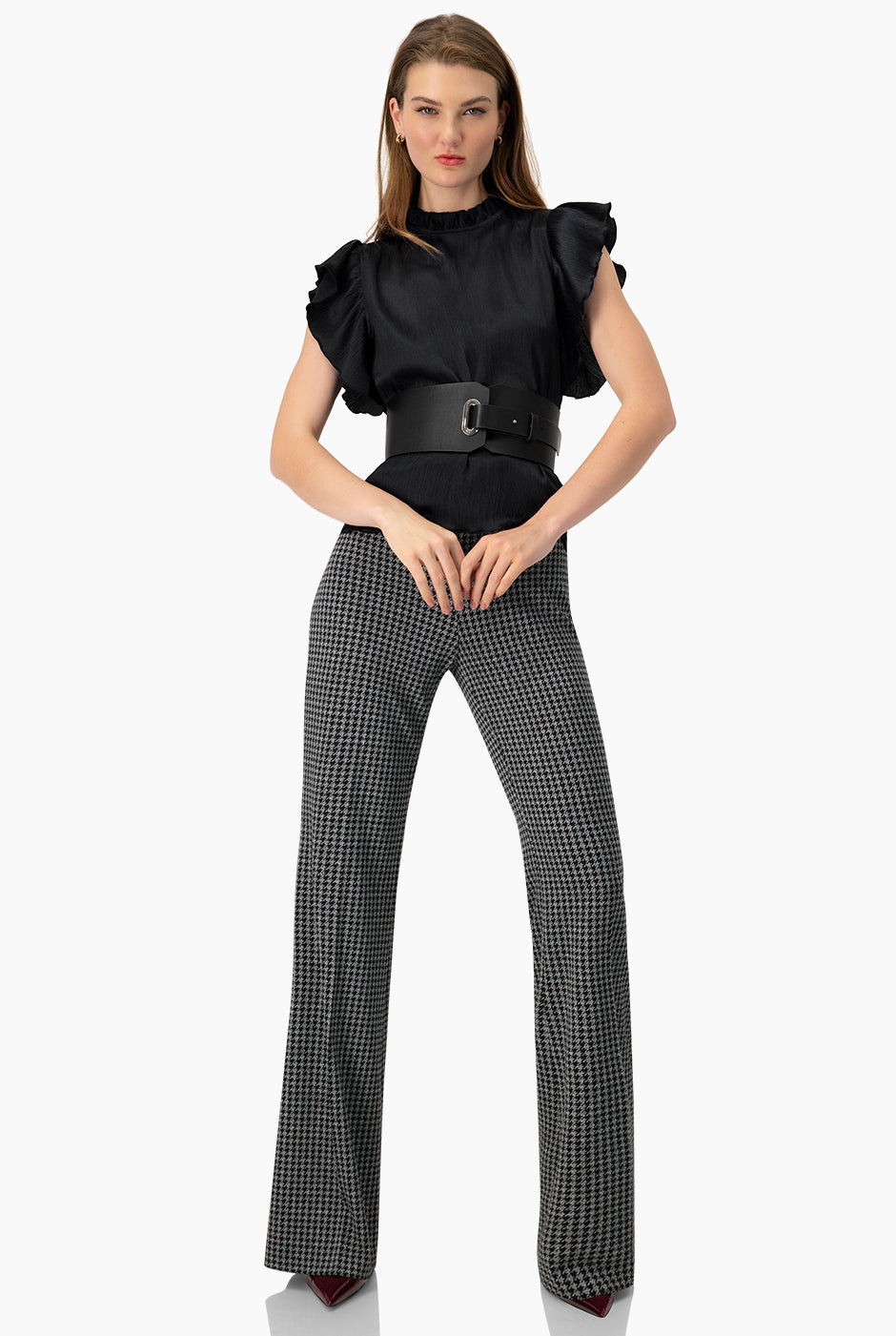 Blusa negra con volantes en los hombros