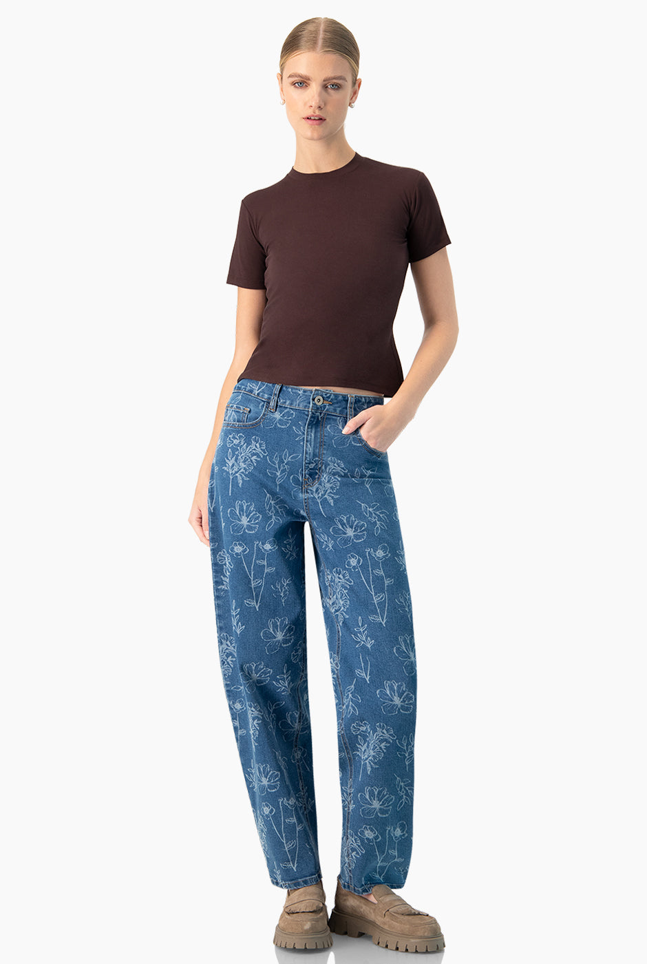 Playera básica café lisa de manga corta, estilo casual