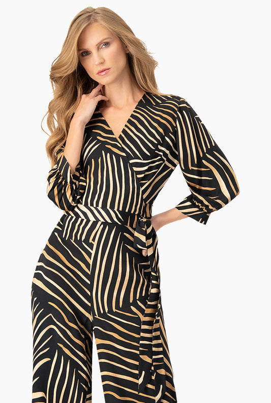 Blusa negra con estampado de líneas y escote en V