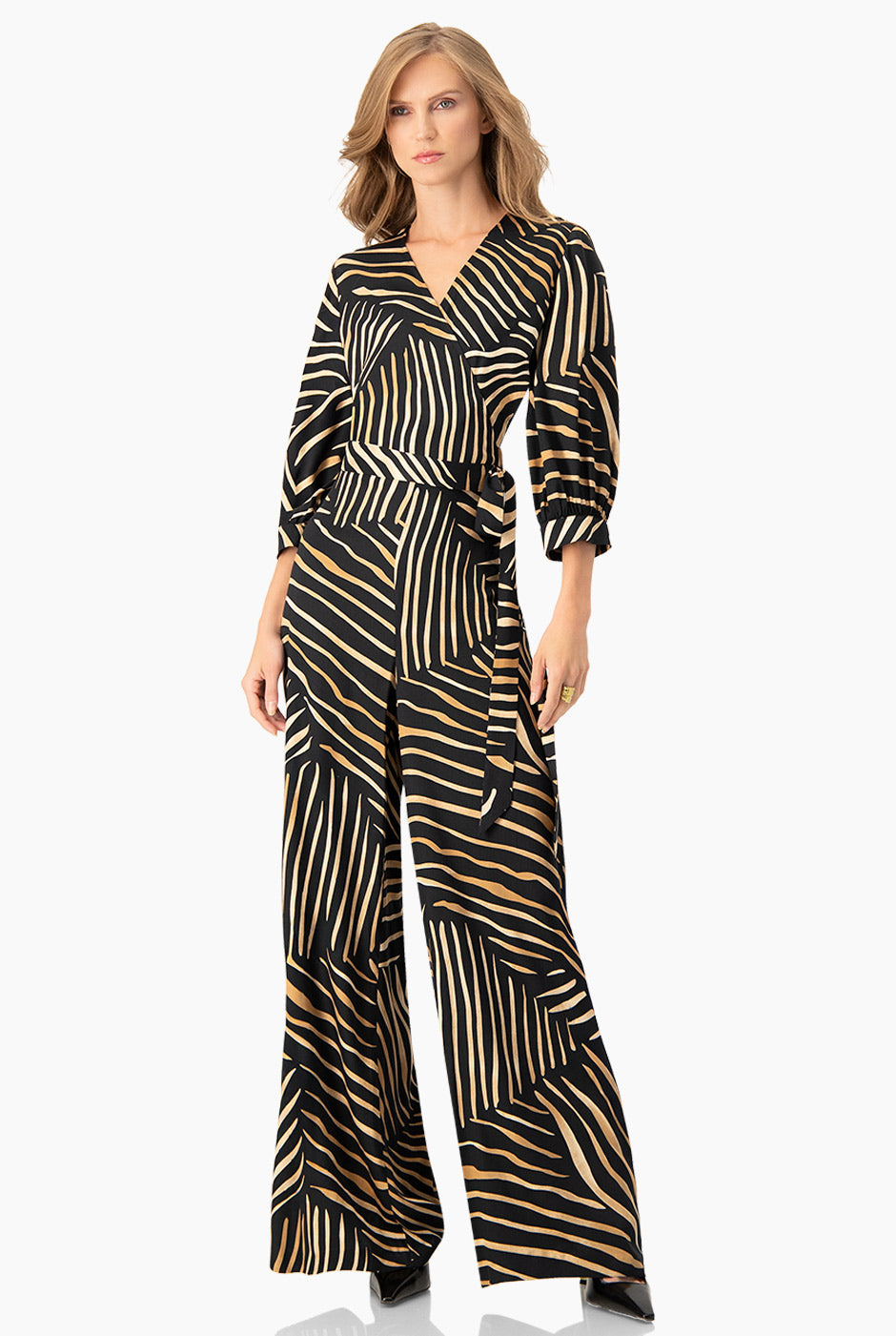 Blusa negra con estampado de líneas y escote en V