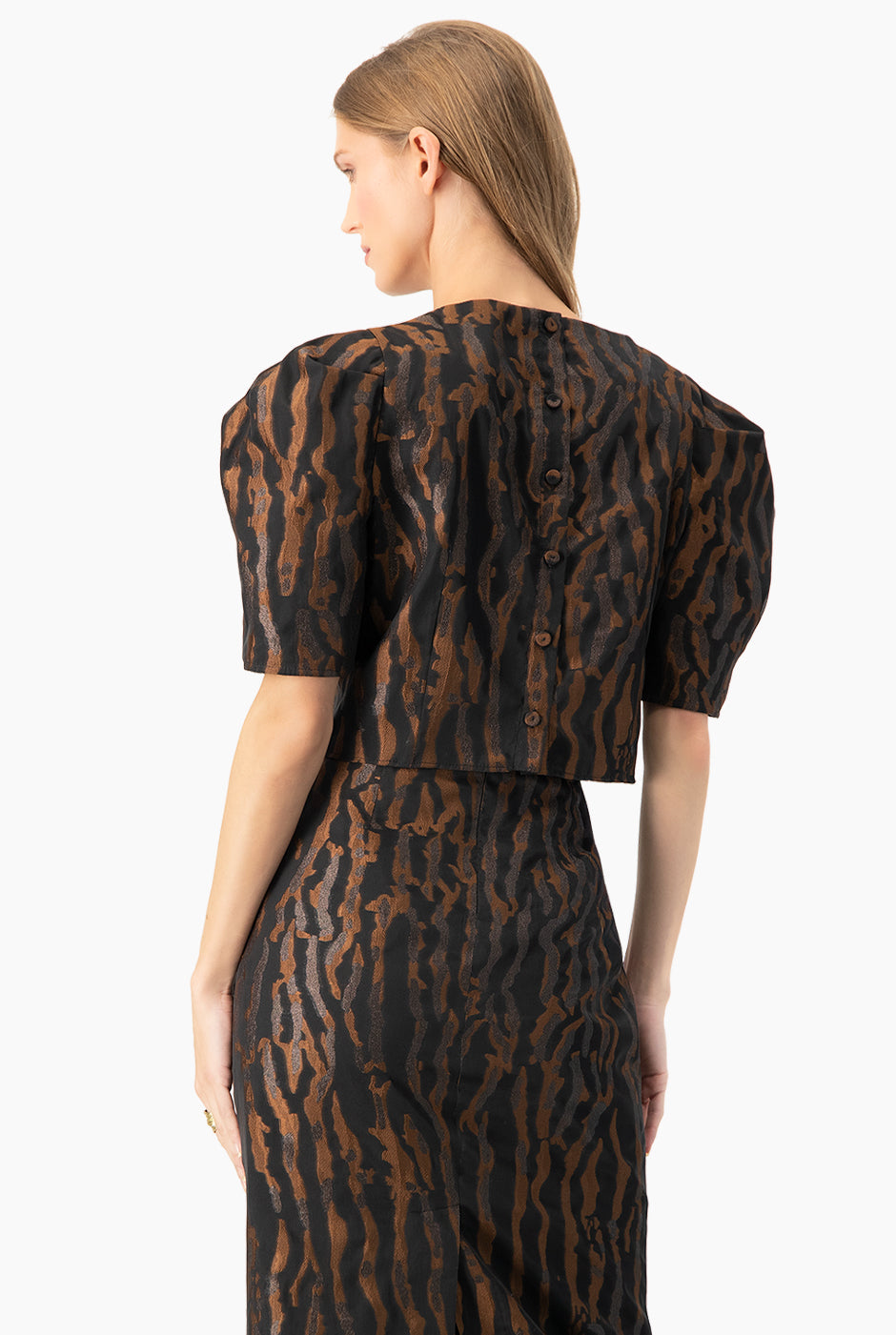 Blusa corta negra de manga globo con estampado animal print y botones traseros