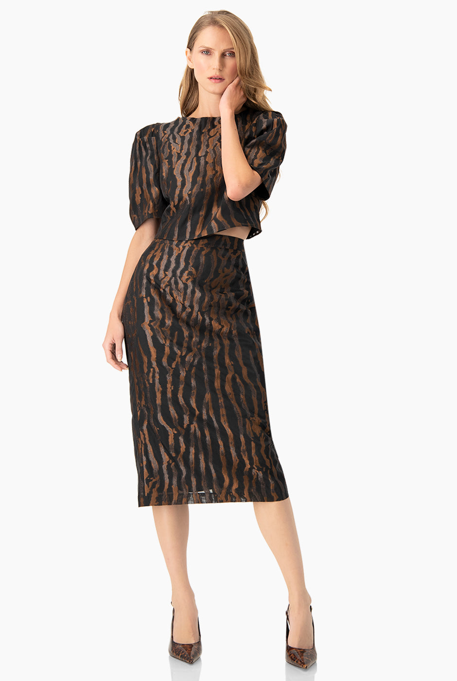 Blusa corta negra de manga globo con estampado animal print y botones traseros