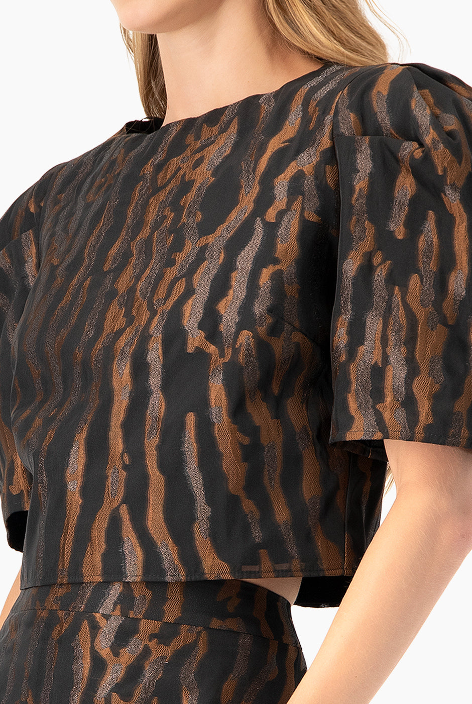 Blusa corta negra de manga globo con estampado animal print y botones traseros