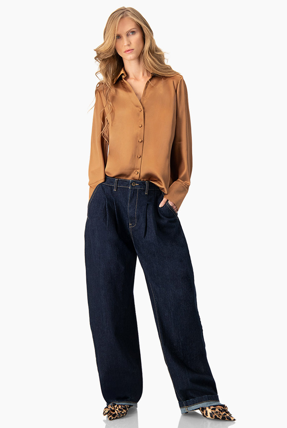 Blusa satinada café de manga larga con botones